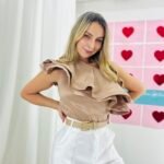 Blusa nude asimétrica con arandela y cremallera lateral