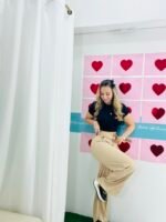 Blusa básica negra con detalle dorado en tela elástica - Imagen 3