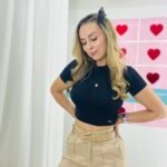 Blusa básica negra con detalle dorado en tela elástica