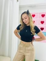 Blusa básica negra con detalle dorado en tela elástica