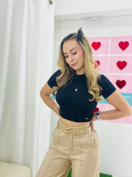 Blusa básica negra con detalle dorado en tela elástica