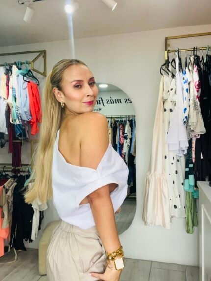 Blusa blanca cuello bandeja en popelina