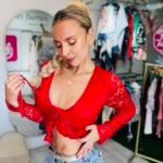 Blusa roja en encaje blonda con arandela – romántica y elegante