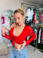 Blusa roja en encaje blonda con arandela – romántica y elegante