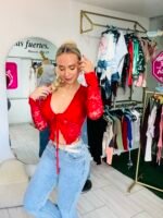 Blusa roja en encaje blonda con arandela – romántica y elegante - Imagen 2