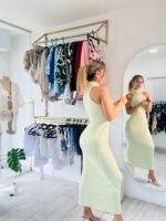 Vestido verde manzana en licra — cuello alto y largo hasta el tobillo - Imagen 2