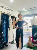 Top negro con flores bordadas a mano y espalda entresortada - Imagen 2