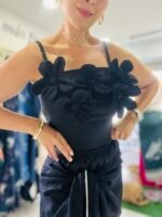 Top negro con flores bordadas a mano y espalda entresortada - Imagen 3