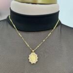 Cadena trenzada en rodio con perlas y detalles brillantes — estilo princesa