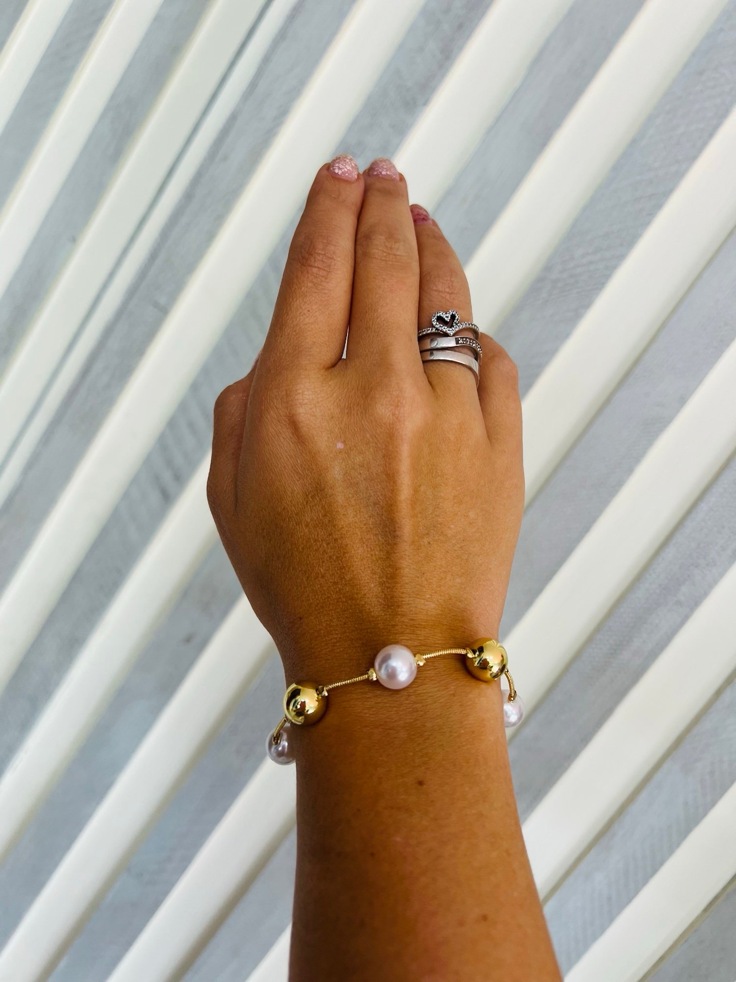 img_9262-2 Pulsera de balines en rodio con perlas y dorado — ajustable y elegante - Imagen 1