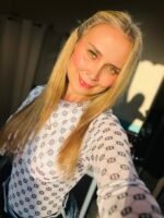 Body blanco con flores negras — manga larga y escote en la espalda