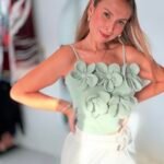 Top verde pistacho con flores y tiras — elegante y femenino