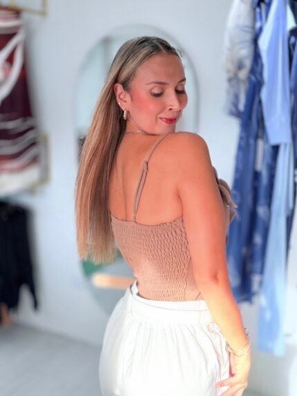 Top nude con flores — tiras delicadas y estilo femenino