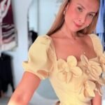 Top amarillo manga puff con flores — espalda resortada