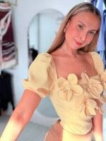 Top amarillo manga puff con flores — espalda resortada