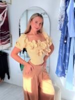 Top amarillo manga puff con flores — espalda resortada - Imagen 2