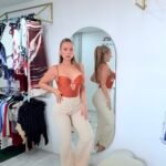 Pantalón vainilla licrado con nudo frontal — elegante y versátil