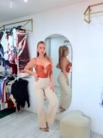 Pantalón vainilla licrado con nudo frontal — elegante y versátil