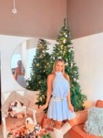 Vestido corto azul cielo – cuello halter, fluido y versátil TALLA ÚNICA - Imagen 3